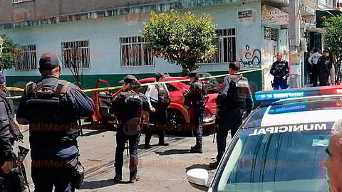 La víctima llegó al citado lugar para hacer una compra en una pastelería, pero en determinado momento dos sujetos armados se le acercaron y abrieron fuego en su contra
