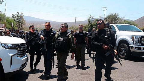 Hay armamento y vehículos asegurados. Un cadáver fue localizado al interior de una de las unidades