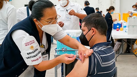 Las defunciones e ingresos hospitalarios se mantienen a la baja