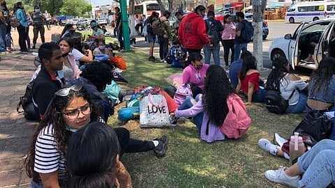 Es posible ver a algunos integrantes con casas de campaña