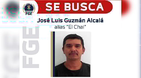Es un hombre de 41 años, complexión media; tez morena; cabello negro y lacio; cara ovalada, frente mediana, de cejas semi-pobladas delgadas