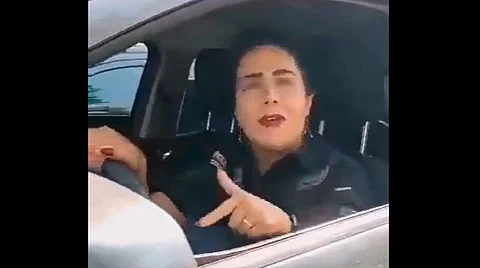 Sale Lady FGR; choca contra vendedor en triciclo y se hace la víctima