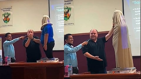 Así la educación sexual en México: Estudiante es usado para explicar cómo colocar condón