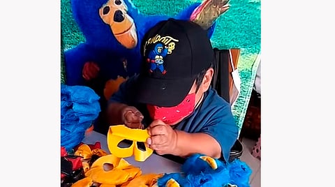 En el video que dura unos pocos segundos se ve a la personas que interpreta a Kemonito mientras detalla partes de una máscara