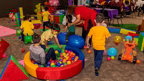 El área de recreación infantil está abierta de lunes a domingo de 11:00 AM a 5:00 PM