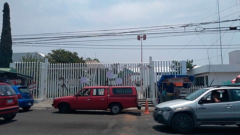 Exigen plaza base a egresados y pago de salarios devengados