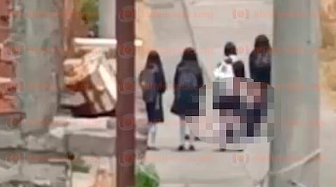 En el video se ve a unas jóvenes que pelean, hasta el punto que una es arrastrada por su compañera