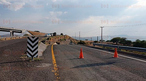 Investiga FGE hallazgo de 6 cadáveres en camioneta sobre carretera Morelia-Cuitzeo