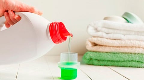 Muere niña de 2 años luego de beber suavizante por accidente