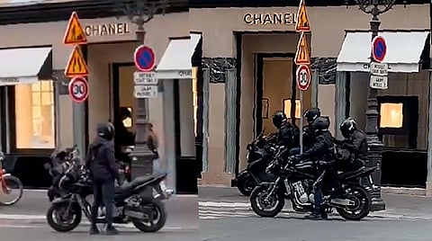 Gracias a videos que circulan en redes sociales se muestra el justo momento en que las personas salen de la tienda vestidas de negro y cubiertas con casco