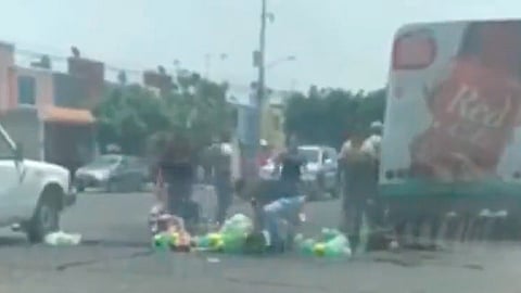 El momento quedó grabado y más tarde fue compartido en redes sociales, ahí los internautas reconocieron la buena acción de los vecinos del lugar