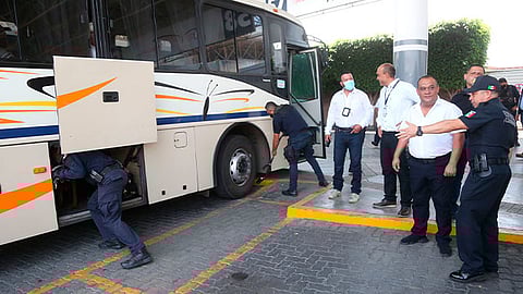 Los binomios recorrieron las áreas de equipaje de los camiones, así como la sala de espera