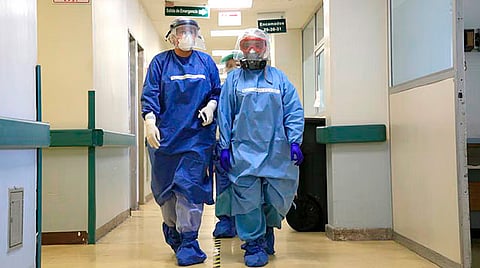 Comentó que se requiere una mejor distribución de los médicos y especialistas en el país para poder garantizar el acceso a la salud