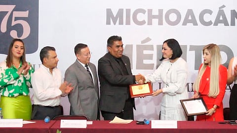 El director de la institución, Edwin Cervantes Sixtos, recibió el reconocimiento