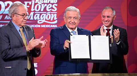 Firma AMLO decreto que prohíbe venta de vapeadores en México