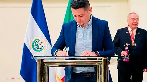 Arturo Estrada recibió del alcalde, Saúl Meléndez, las llaves del municipio de Mejicanos