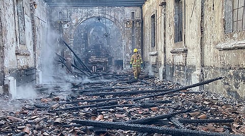 Incendio arrasa con iglesia y 5 viviendas en Ario de Rosales, Michoacán