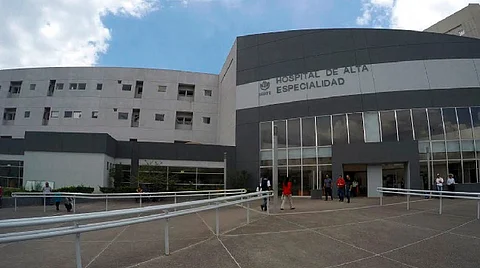 Platicó que su hijo sufrió un accidente en motocicleta en Pátzcuaro, pero aunque fue atendido en la clínica-hospital del ISSSTE en esa localidad, tuvo que ser trasladado a Morelia por la gravedad