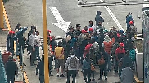 Los presuntos maestros botean a los usuarios que circulan por la vía