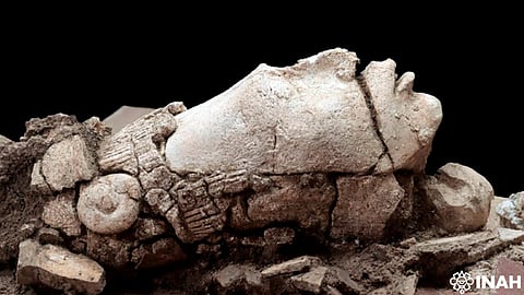 La escultura es el eje de una ofrenda que se dispuso sobre un estanque, emulando el ingreso de la deidad al inframundo, en un entorno acuático