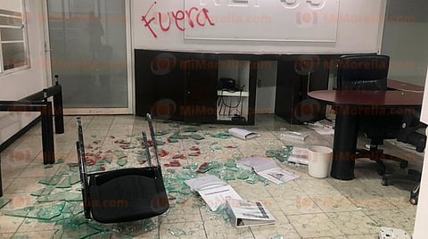 No conformes con el bloqueo que realizaron sobre la transitada vialidad, miembros de la ONOEM ingresaron a la dependencia estatal