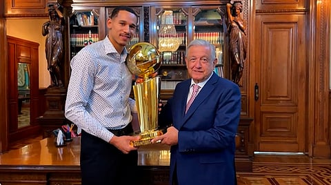 "¡Y que viva Michoacán!"; se reúne AMLO con Juan Toscano, campeón de la NBA
