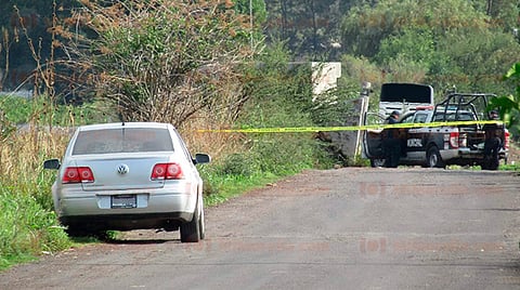 Michoacán: hallan otro cadáver ahora en un Jetta abandonado