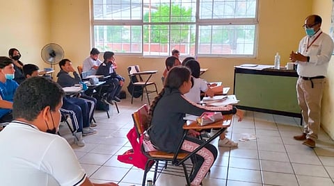 Se requiere autorización porque, aunque son mínimos, es posible que los niños puedan presentar un efectos secundarios o reacciones al biológico