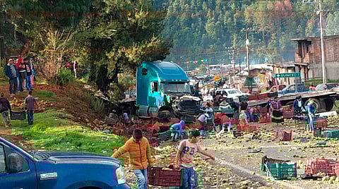 Chocan dos camiones en Capácuaro; traían madera y mango