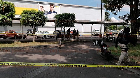 Michoacán: asesinan a tiros a pareja en estacionamiento de un Aurrerá
