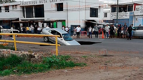 Se abre socavón en Morelia y ya cayó el primer auto