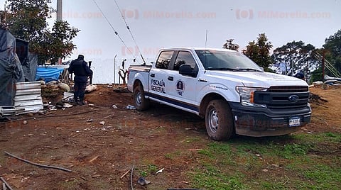 Hallan cadáver semienterrado en zona cerril de Michoacán