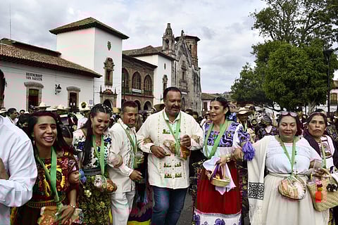 El cuerpo de Cristo fue exhibido y acompañado por multitudes de fieles