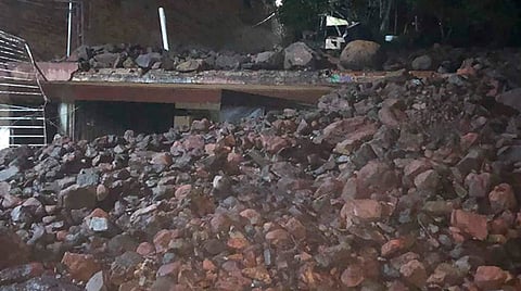 Deslave de cerro deja al menos 4 casas sepultadas en Pajacuarán, Michoacán