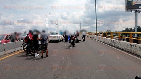 Motociclista queda herido tras chocar contra auto en distribuidor vial de Morelia