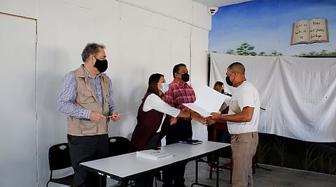 Después de varios meses de estudios y realizar el examen que les permitió aprobar las materias para acreditar la culminación de su educación primaria y secundaria