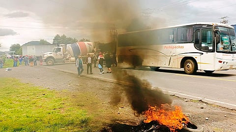 Bloquean normalistas la carretera Zamora-Uruapan