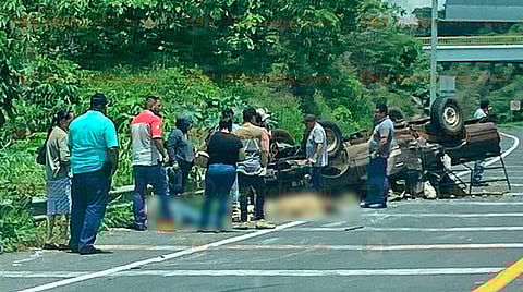 Muere mujer en volcadura en la autopista Siglo XXI, en Michoacán