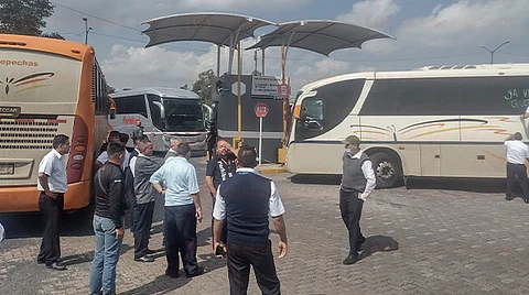 Choferes de autobuses paran en la TAM; piden seguridad tras hechos con normalistas