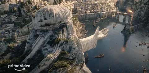 La serie se basa en la historia de la Tierra Media del autor J. R. R. Tolkien cubriendo la forja de los Anillos de Poder, el surgimiento del Señor Oscuro Sauron, la historia del reino insular de Númenor y la última alianza entre Elfos y Hombres