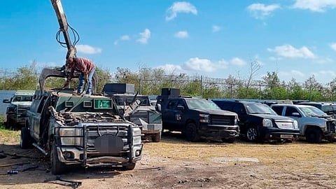 Destruyen autos blindados "monstruos", usados por el crimen organizado