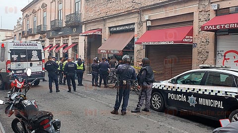 En el sitio se presentaron unos patrulleros y paramédicos, quienes confirmaron dos heridos, uno de ellos murió