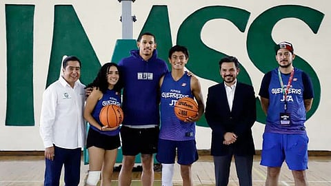 El director general del IMSS entregó al Campeón de la NBA un balón de basquetbol con artesanía huichol, mientras que Juan Toscano obsequió a Zoé Robledo su playera con el número 95