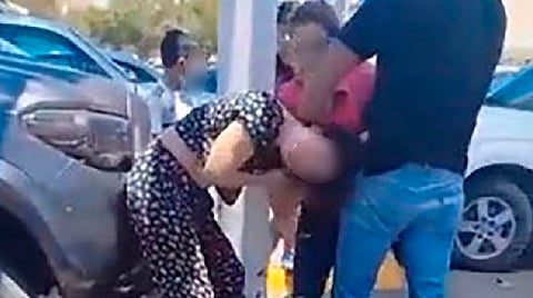 Los dos hijos de la pareja tratan de calmar la situación