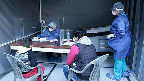 Los síntomas de alerta sobre un cuadro respiratorio sospechoso de Covid-19 son fiebre, tos, dolor de cabeza, secreción nasal, anosmia (pérdida del olfato)