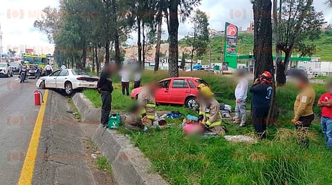 Los socorristas otorgaron los primeros auxilios a los heridos