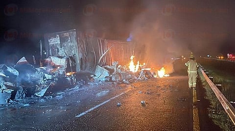 Una de las unidades ardió en llamas y el fuego alcanzó a quemar el otro tractocamión