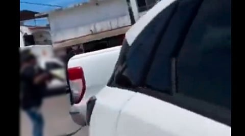 Mujer capta momento en que asesinan a su esposo frente a sus hijos, en Michoacán