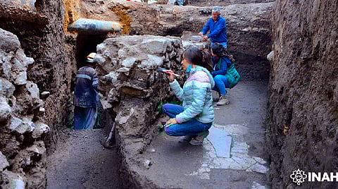 Descubren otro tramo de barda colonial y restos de piso prehispánico en CDMX
