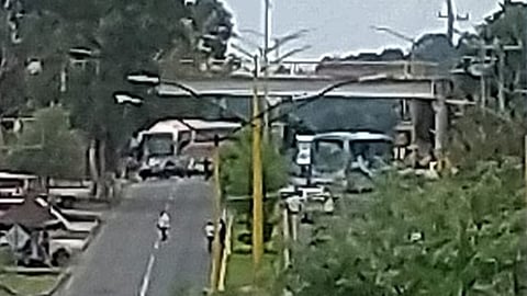 Bloquean civiles acceso a Uruapan